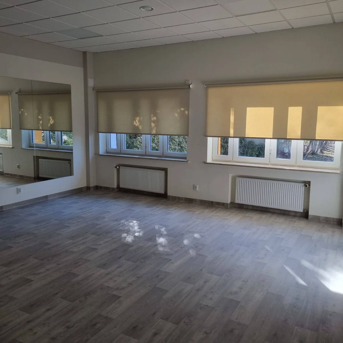 Sala po remoncie z nowymi grzejnikami i podłogą